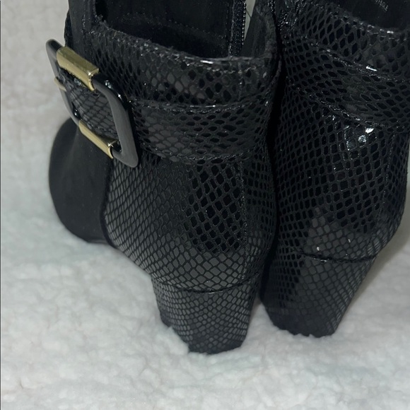 Karen Scott Black Heeled Boots with Sleek Silhouette - Picture 10 of 15